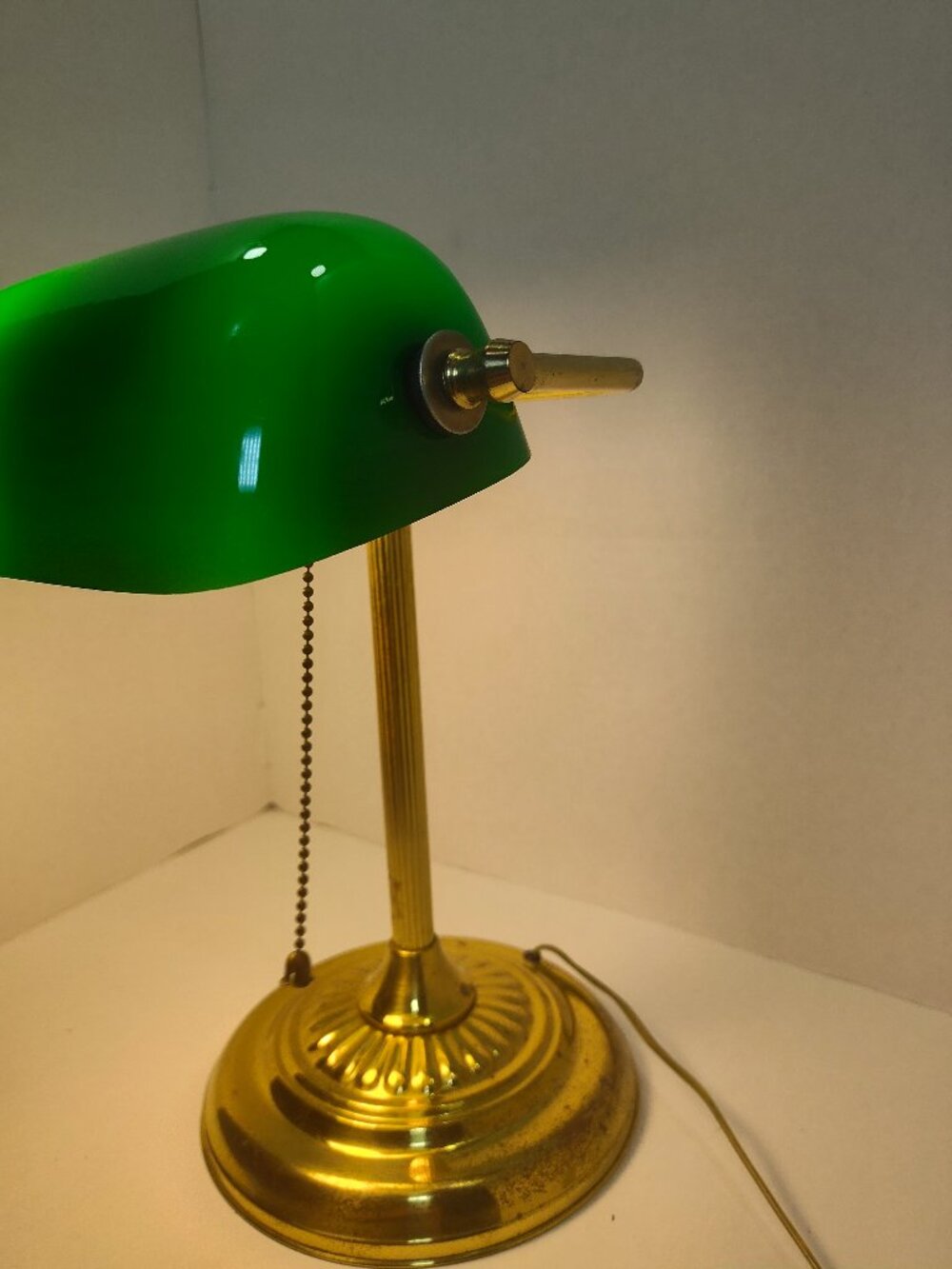Green Glass Banker Desk Lamp Brass Tone Pull Chain Table Lamp Tested Working - Picture 2 of 12